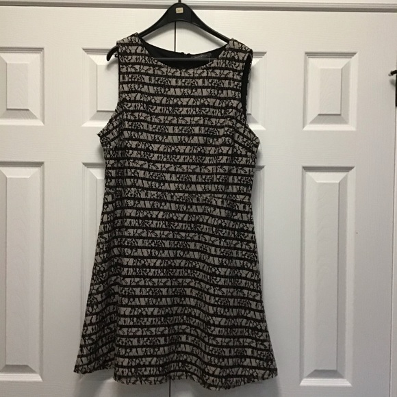 Never worn with tags Dress black and white - Picture 5 of 9